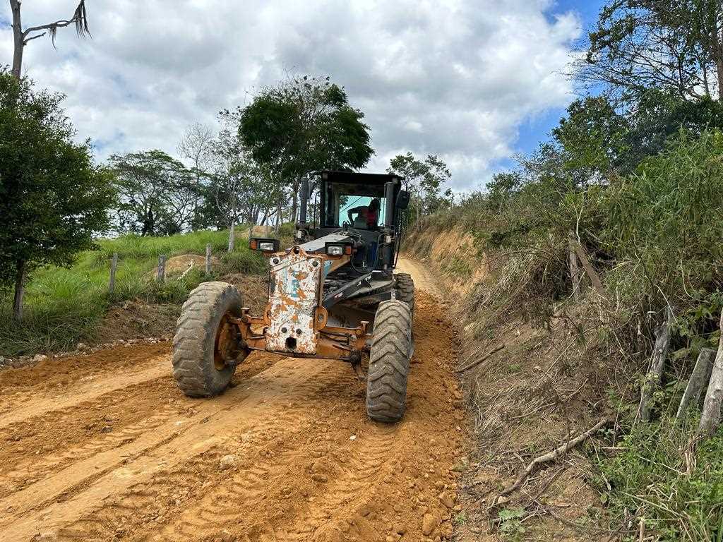Camacã: Prefeitura mantem filme a recuperação das estradas vicinais e chega a região dos Mutuns